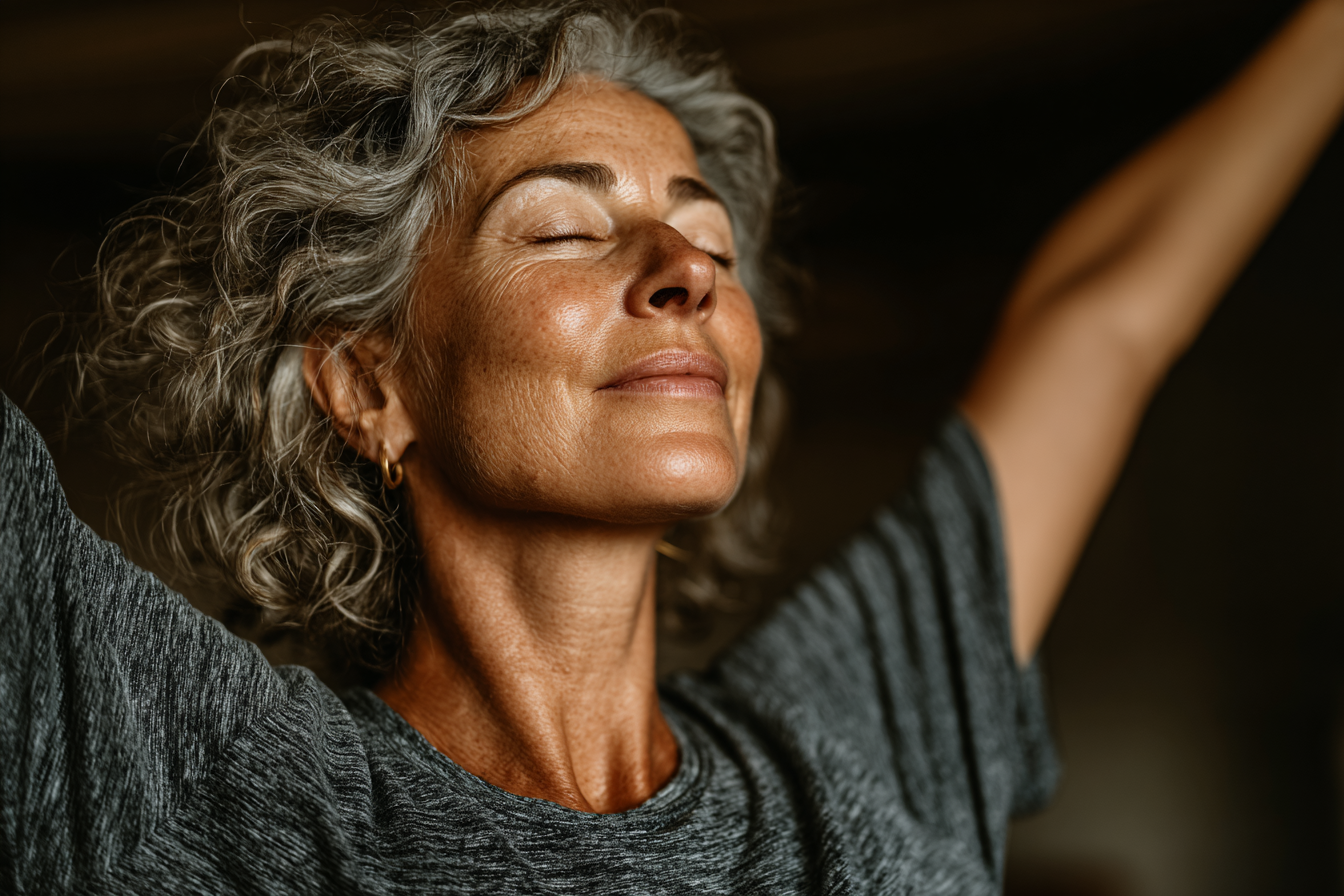 Възрастни хора практикуват йога заедно в светла зала